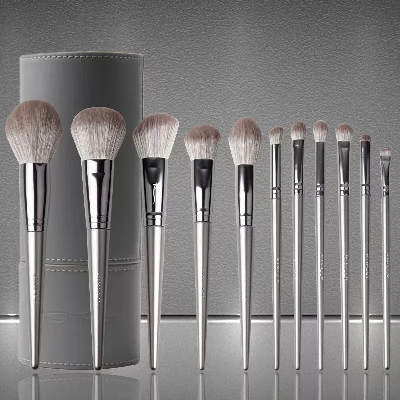 Factory Wholesale Silver Luxury Wooden Handle Comfortable Soft Makeup Brushes Popular